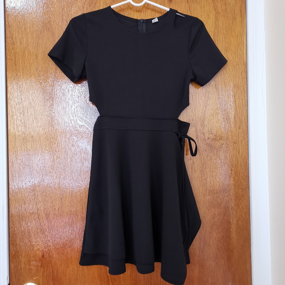 🆕 Cut-Out Flowy Dress